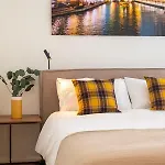 En Bedrooms At Reckenthal House By Rentaroo בית אירוח