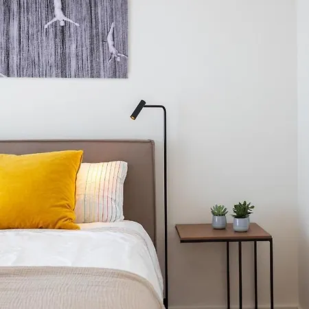 En Bedrooms At Reckenthal House By Rentaroo منزل للإقامة *