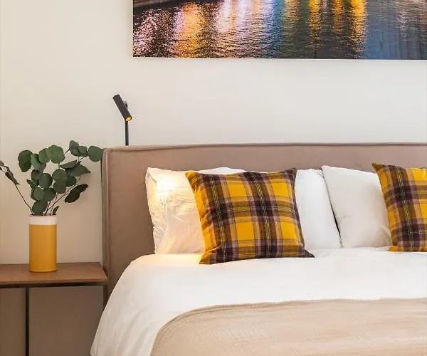 En Bedrooms At Reckenthal House By Rentaroo Kwatera prywatna